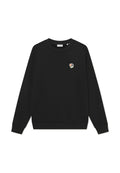 Schwarzer Pullover mit langen Ärmeln, gerippten Bündchen und Saum, mit einer kleinen, mehrfarbigen Blumenstickerei auf der linken Brust.