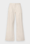 Beige weit geschnittene Hosen aus leichtem Stoff, mit flachem Bund, zwei Falten und einem klaren, minimalistischen Design.