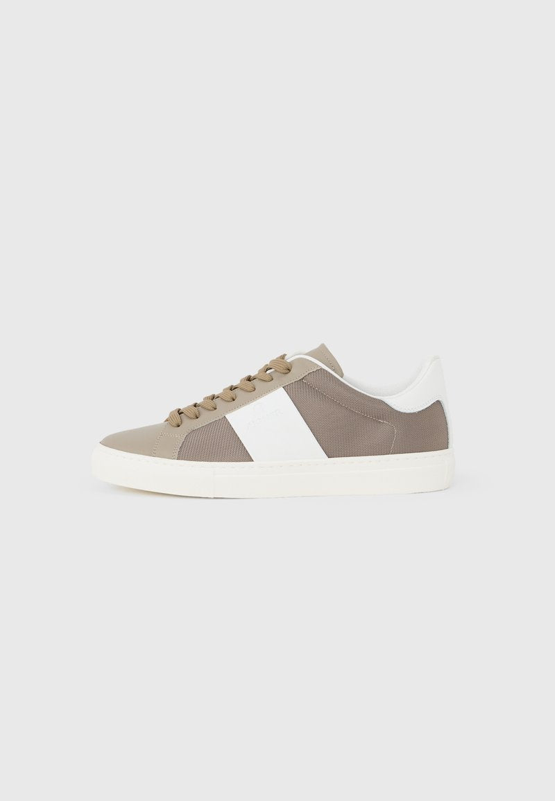 Niedriger Sneaker mit beigem Stoff und Lederpaneelen, weißem Streifen an der Seite, weißem Fersenlasche, beigen Schnürsenkeln und weißer Gummisohle.