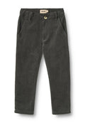 Graue Cordhose mit geradem Schnitt, ausgestattet mit Knopfleiste, Gürtelschlaufen und vier Taschen. Strukturierter Stoff mit vertikalen Rillen.