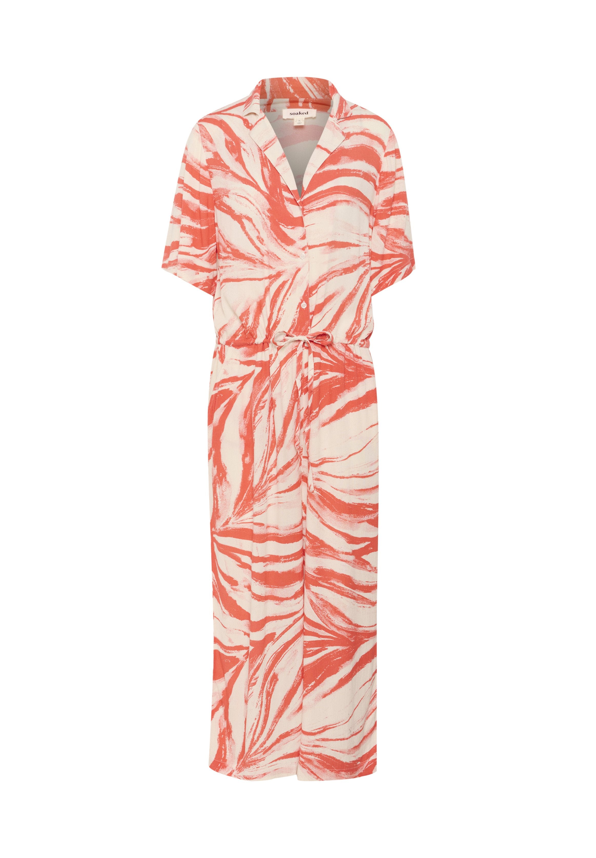 Roter und weißer gemusterter Jumpsuit mit Kragen, kurzen Ärmeln und einem taillierten Bund. Der Stoff wirkt leicht und hat ein fließendes Design.