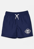 Marineblaue Badeshorts mit weißem Kordelzug und aufgedrucktem Timberland-Logo am unteren linken Bein.