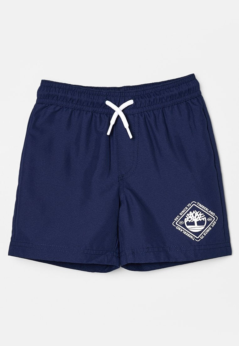 Marineblaue Badeshorts mit weißem Kordelzug und aufgedrucktem Timberland-Logo am unteren linken Bein.