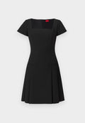 Schwarzes Kleid mit quadratischem Ausschnitt, kurzen Ärmeln und tailliertem Oberteil. Verfügt über einen ausgestellten Rock und zwei seitliche Taschen. Hergestellt aus glattem Stoff.