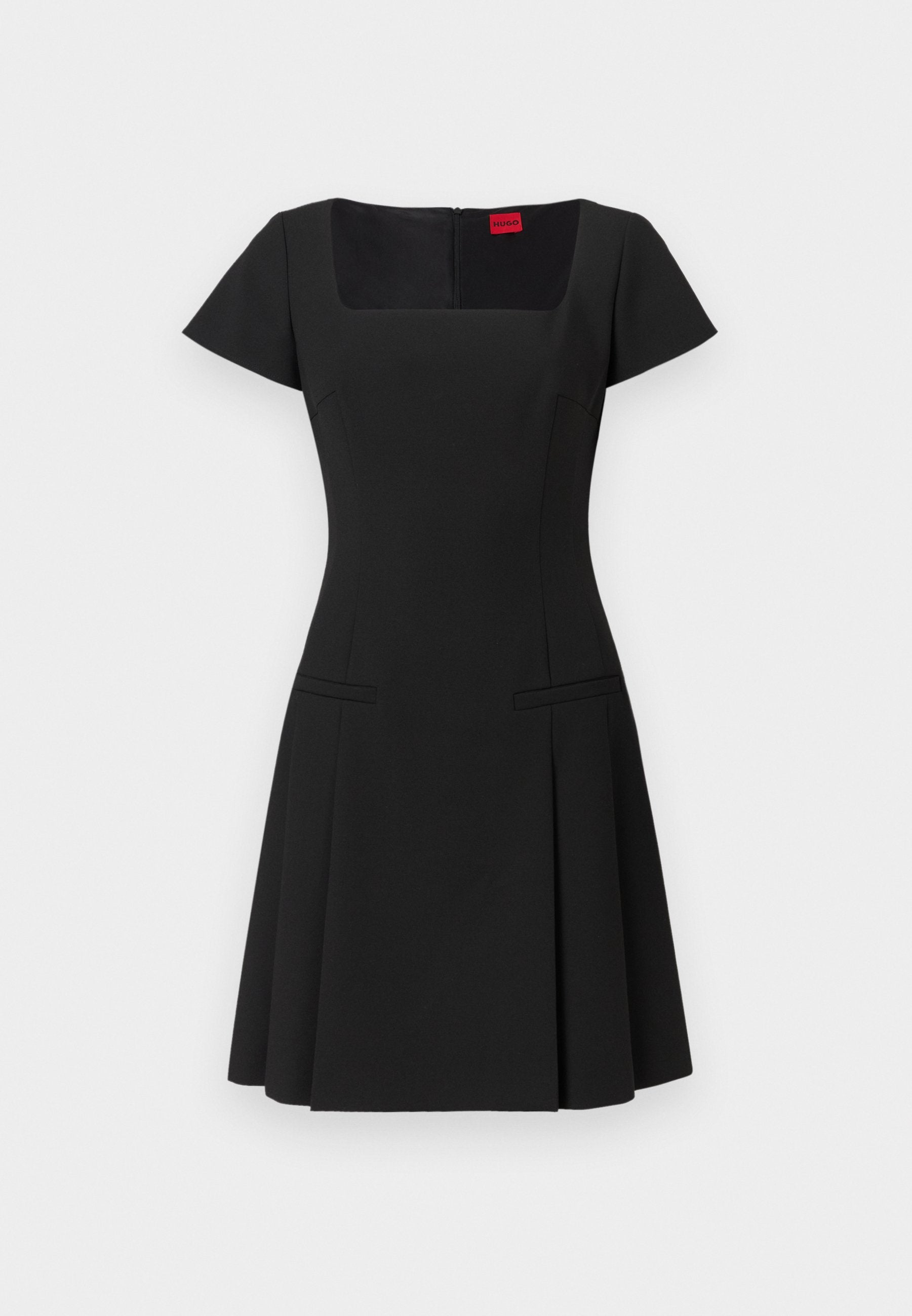 Schwarzes Kleid mit quadratischem Ausschnitt, kurzen Ärmeln und tailliertem Oberteil. Verfügt über einen ausgestellten Rock und zwei seitliche Taschen. Hergestellt aus glattem Stoff.