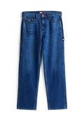 Blaue Jeans aus Denim mit mittelhohem Bund, geraden Beinen und Seitentaschen. Verfügt über Steppdetails und ein kleines Logo-Patch am Bund.
