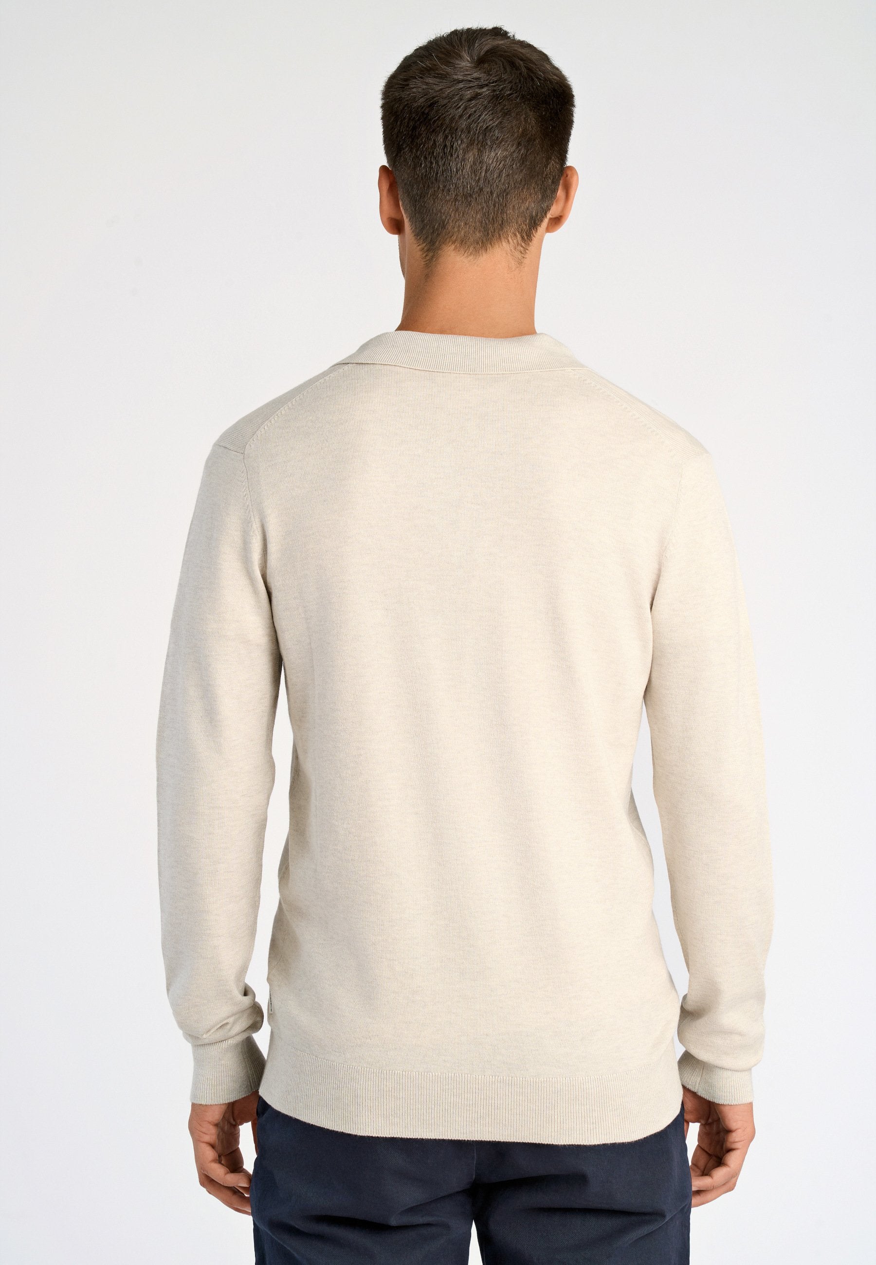 V-NECK Media 4