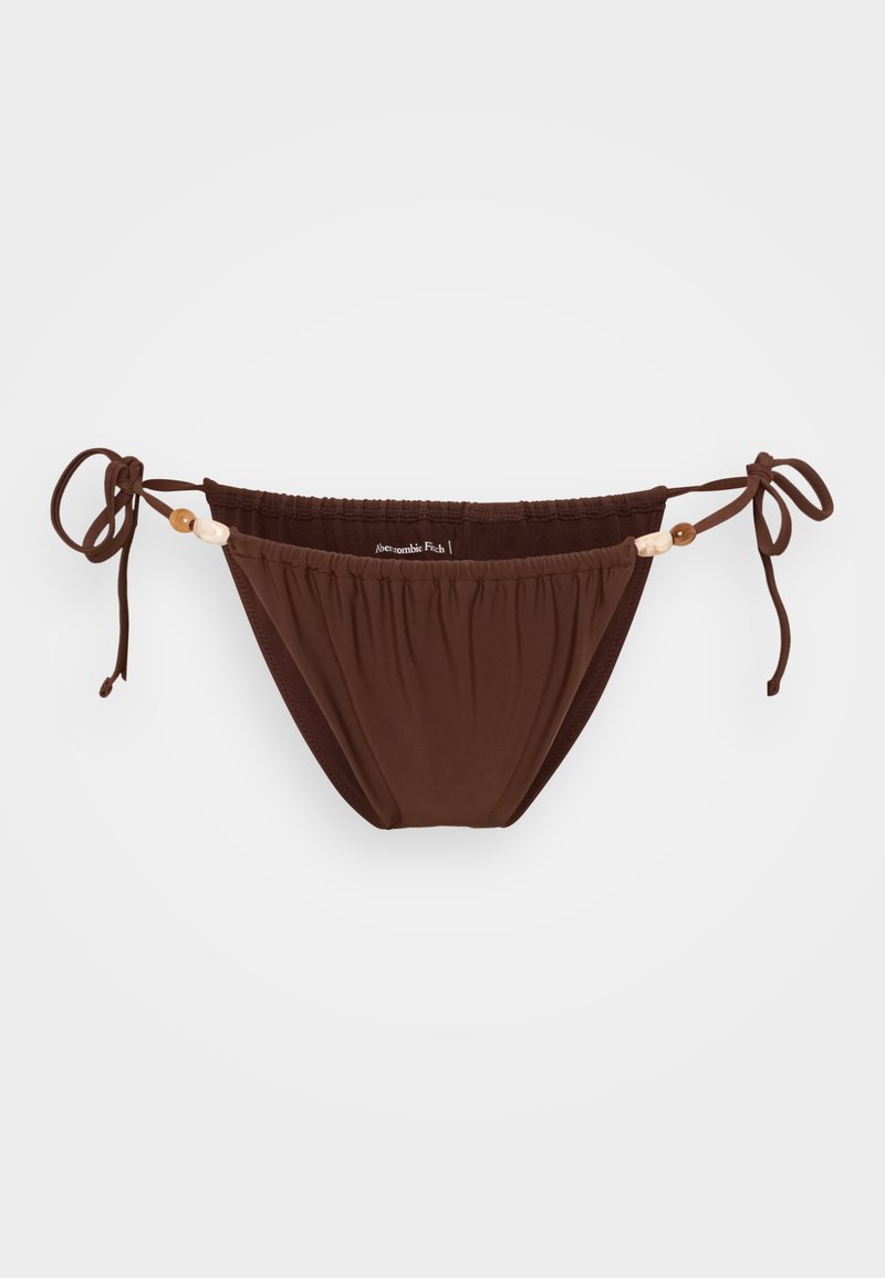 Brauner Bikiniunterteil mit verstellbaren Seitenschnüren, gerafftem Stoff und Akzenten aus Holzperlen. Sanfte Textur, minimalistische Design mit geringer Bedeckung.
