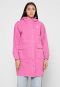 Rosa Kapuzenjacke mit geripptem Textil, vorderen Druckknöpfen und zwei großen aufgesetzten Taschen. Verfügt über elastische Bündchen und ein lässiges Design.