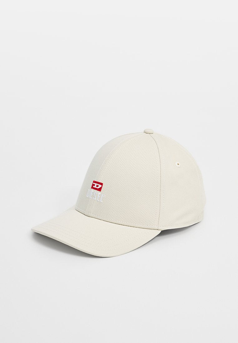 Beige Baseballcap aus strukturiertem Material, die auf der Vorderseite ein rotes und weißes gesticktes "DIESEL"-Logo und einen gebogenen Schirm hat.