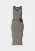 Gestreiftes Midikleid in Schwarz und Creme, taillierter Schnitt mit rundem Ausschnitt und einem Akzent in Form einer Blume an der Taille. Ganzflächige Rippstruktur.
