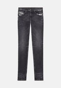 Schlank geschnittene schwarze Denim-Jeans mit abgeriebenen Details, kontrastierenden Nähten und subtilen Ausbleichungen. Klassisches Fünf-Taschen-Design mit Metallbeschlägen.