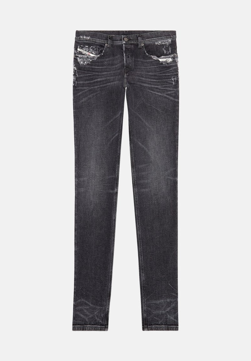 Schlank geschnittene schwarze Denim-Jeans mit abgeriebenen Details, kontrastierenden Nähten und subtilen Ausbleichungen. Klassisches Fünf-Taschen-Design mit Metallbeschlägen.