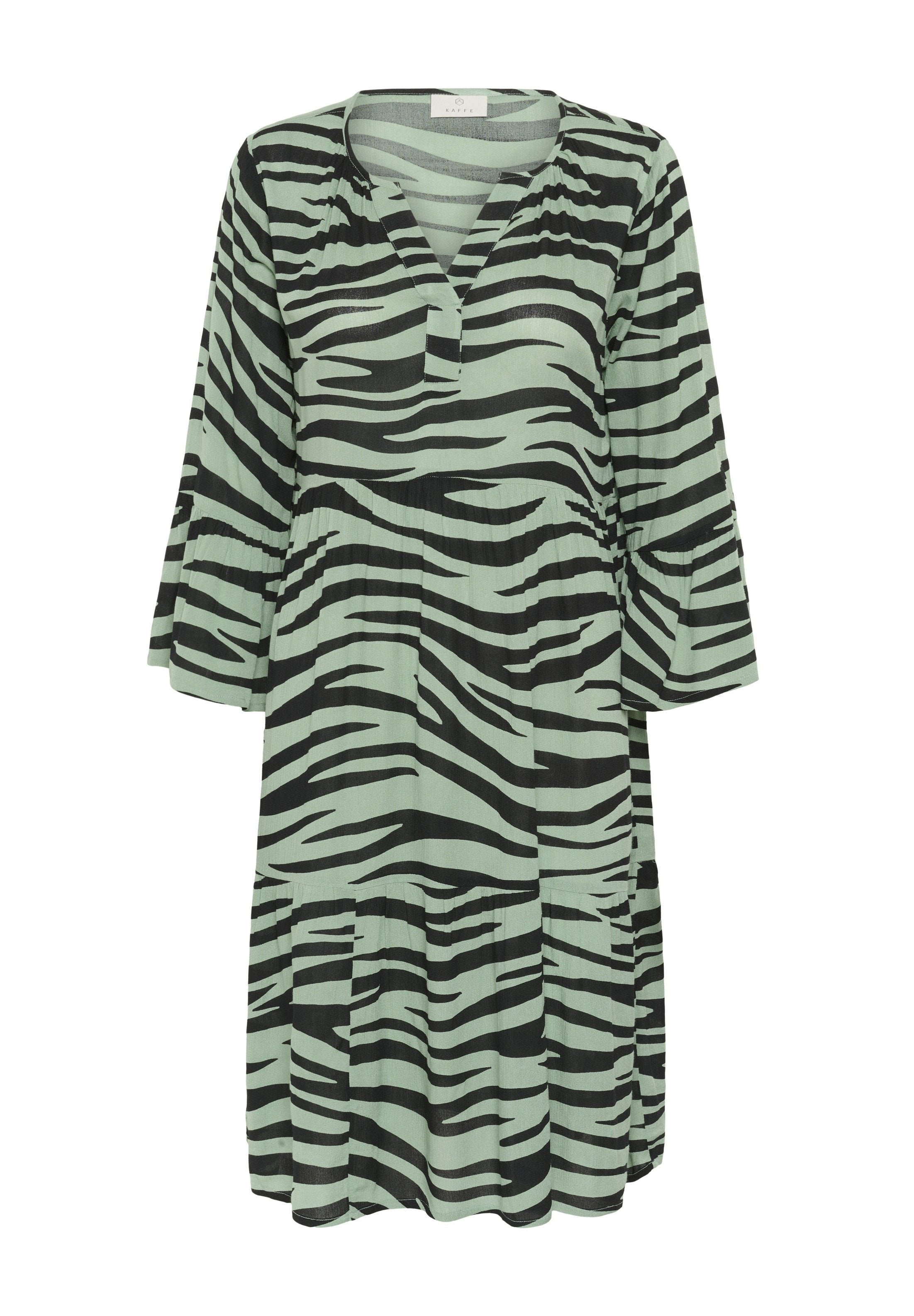 Grünes Kleid mit schwarzen Zebra-Streifen, V-ausschnitt, Dreiviertelärmel und geraffter Taille. Aus leichtem, strukturiertem Stoff gefertigt.