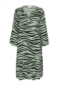 Grünes Kleid mit schwarzen Zebra-Streifen, V-ausschnitt, Dreiviertelärmel und geraffter Taille. Aus leichtem, strukturiertem Stoff gefertigt.
