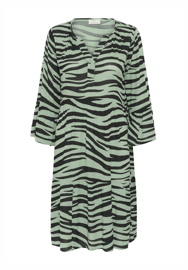 Grünes Kleid mit schwarzen Zebra-Streifen, V-ausschnitt, Dreiviertelärmel und geraffter Taille. Aus leichtem, strukturiertem Stoff gefertigt.