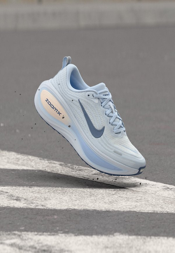 Nike Performance VOMERO PLUS - Road running shoes - white/mystic navy/aluminum/football grey/barely orange/hydrogen blue
