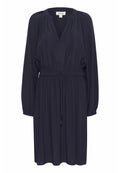 Navyblaues Kleid mit langen Ärmeln, V-Ausschnitt und gerafftem Taillenbereich. Hergestellt aus einem leichten Stoff mit lockerer Passform und subtiler Textur.