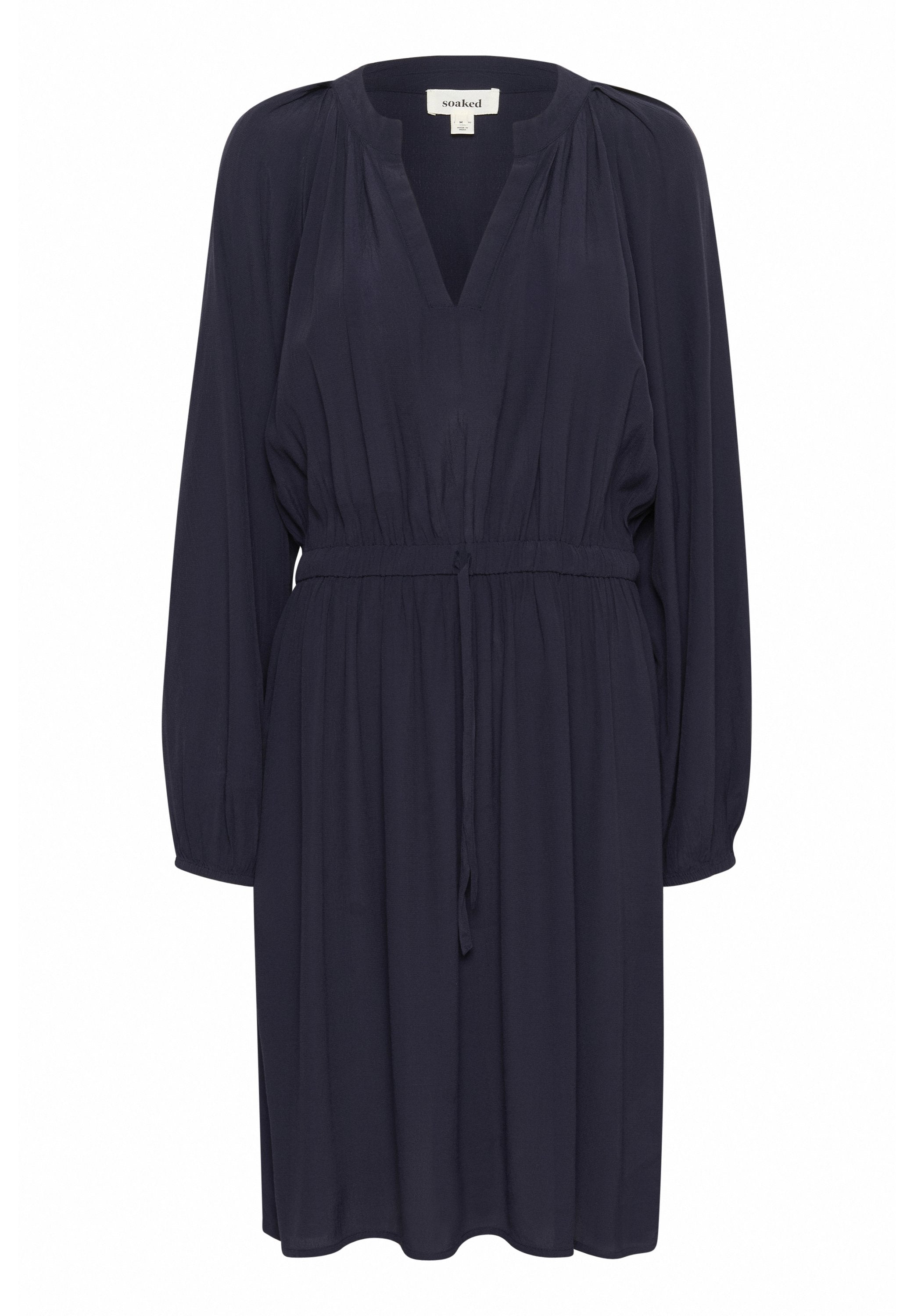 Navyblaues Kleid mit langen Ärmeln, V-Ausschnitt und gerafftem Taillenbereich. Hergestellt aus einem leichten Stoff mit lockerer Passform und subtiler Textur.