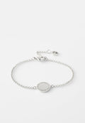 Silberne Kettenarmband mit einem ovalen Anhänger, der über feine Details und eine dekorative Kante verfügt, gesichert mit einem Verschluss und einer Verlängerungskette.