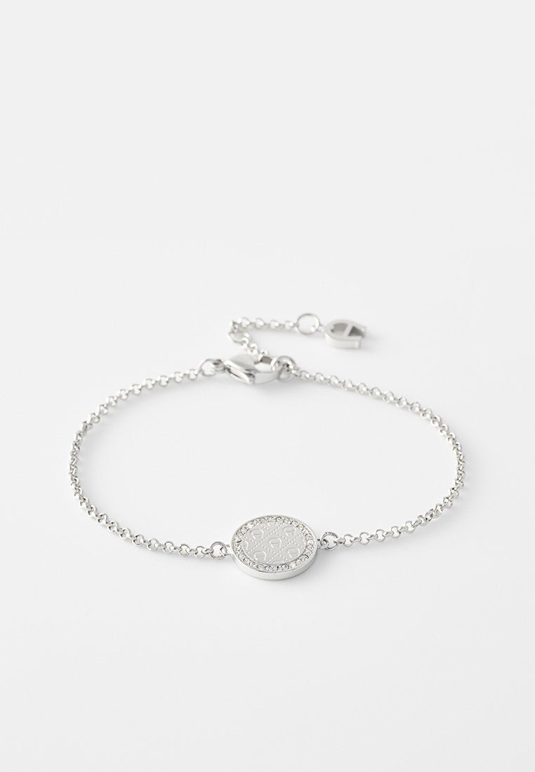 Silberne Kettenarmband mit einem ovalen Anhänger, der über feine Details und eine dekorative Kante verfügt, gesichert mit einem Verschluss und einer Verlängerungskette.