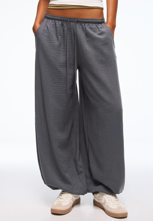 Bershka RUSTIC BLOOMER - TROUSERS - Trousers - dark grey