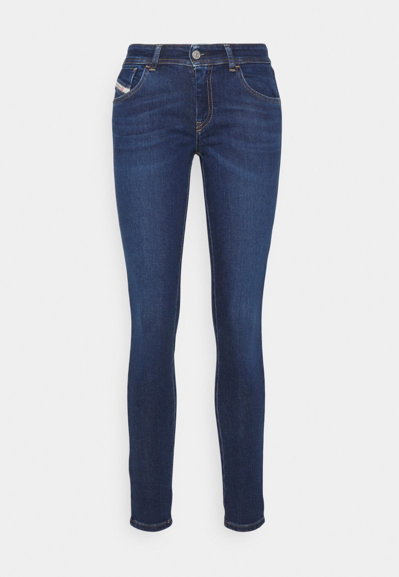 Dunkelblaue Skinny-Jeans mit Front- und Gesäßtaschen, gelben Nähten und einem Metallknopfverschluss auf weißem Hintergrund.