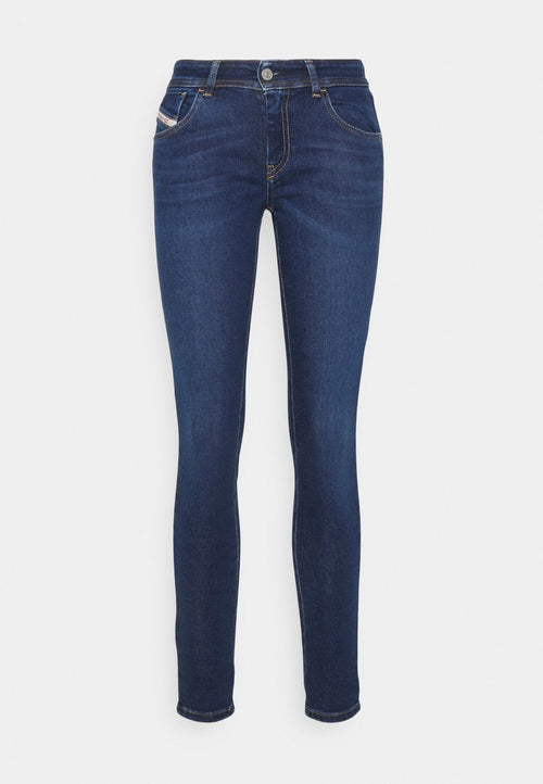 Dunkelblaue Skinny-Jeans mit Front- und Gesäßtaschen, gelben Nähten und einem Metallknopfverschluss auf weißem Hintergrund.