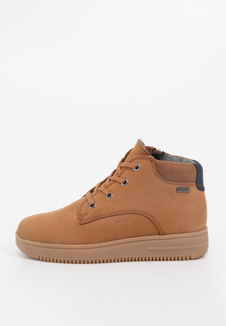 Braune Leder-Stiefeletten mit grauem Textilfutter, runder Zehenpartie, Schnürdesign und einer strukturierten Gummisohle für besseren Halt. Markenlogo sichtbar.