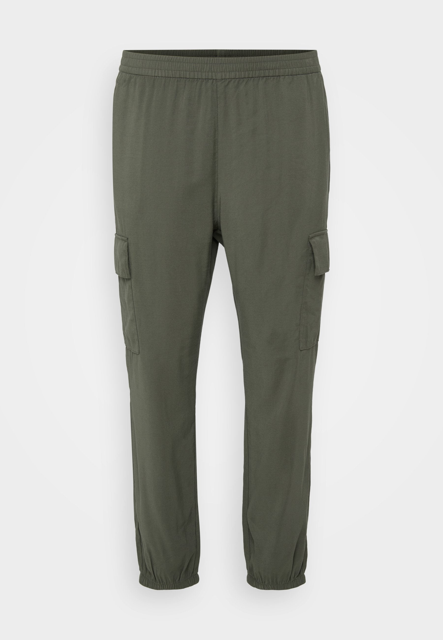 Grüne Cargo-Hose mit elastischem Bund, schmal zulaufenden Beinen und seitlichen Cargotaschen. Hergestellt aus leichtem Stoff mit glatter Textur.