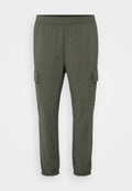 Grüne Cargo-Hose mit elastischem Bund, schmal zulaufenden Beinen und seitlichen Cargotaschen. Hergestellt aus leichtem Stoff mit glatter Textur.