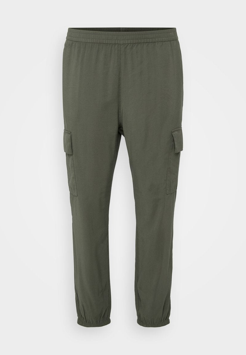Grüne Cargo-Hose mit elastischem Bund, schmal zulaufenden Beinen und seitlichen Cargotaschen. Hergestellt aus leichtem Stoff mit glatter Textur.