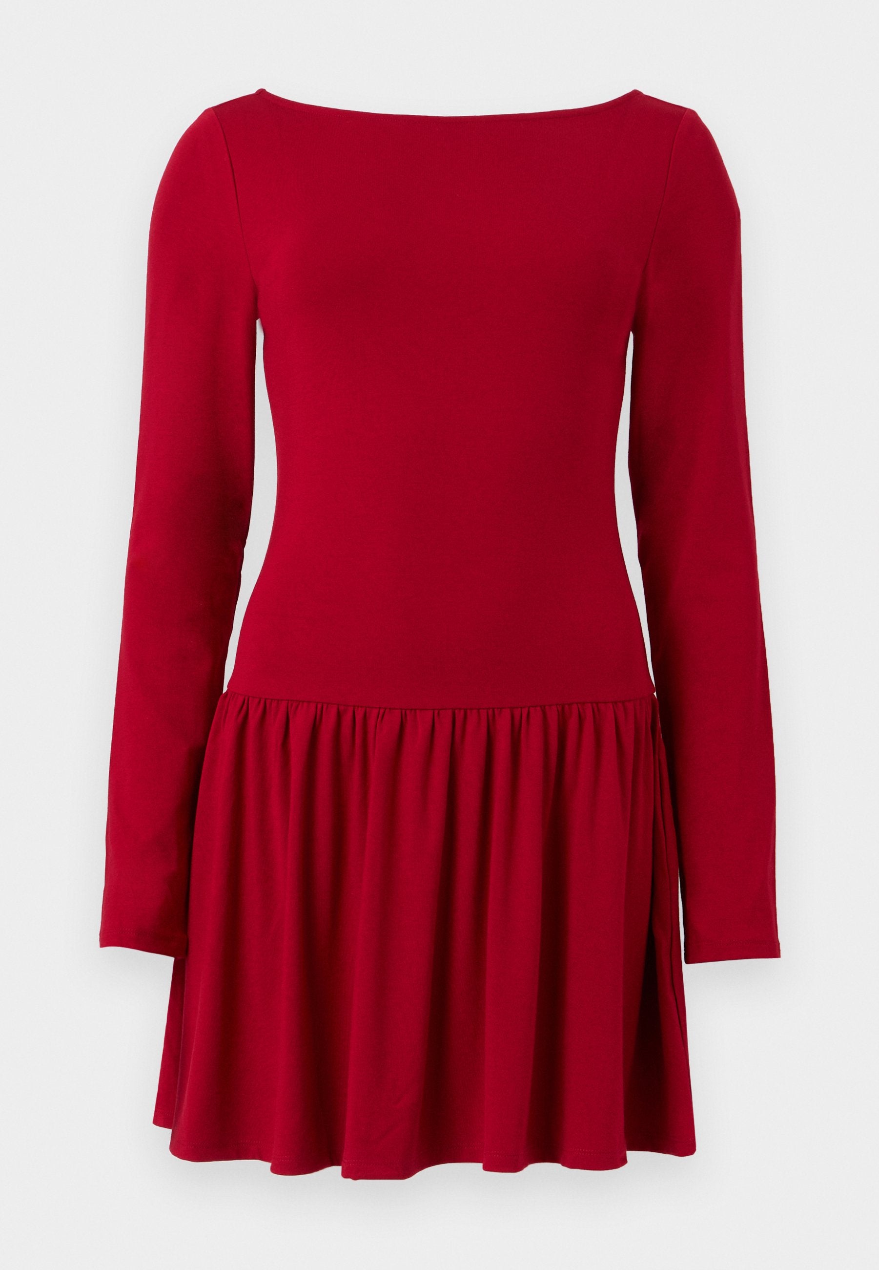 Rotes Langarmkleid mit tailliertem Oberteil und gerafftem Rock, auf weißem Hintergrund präsentiert.