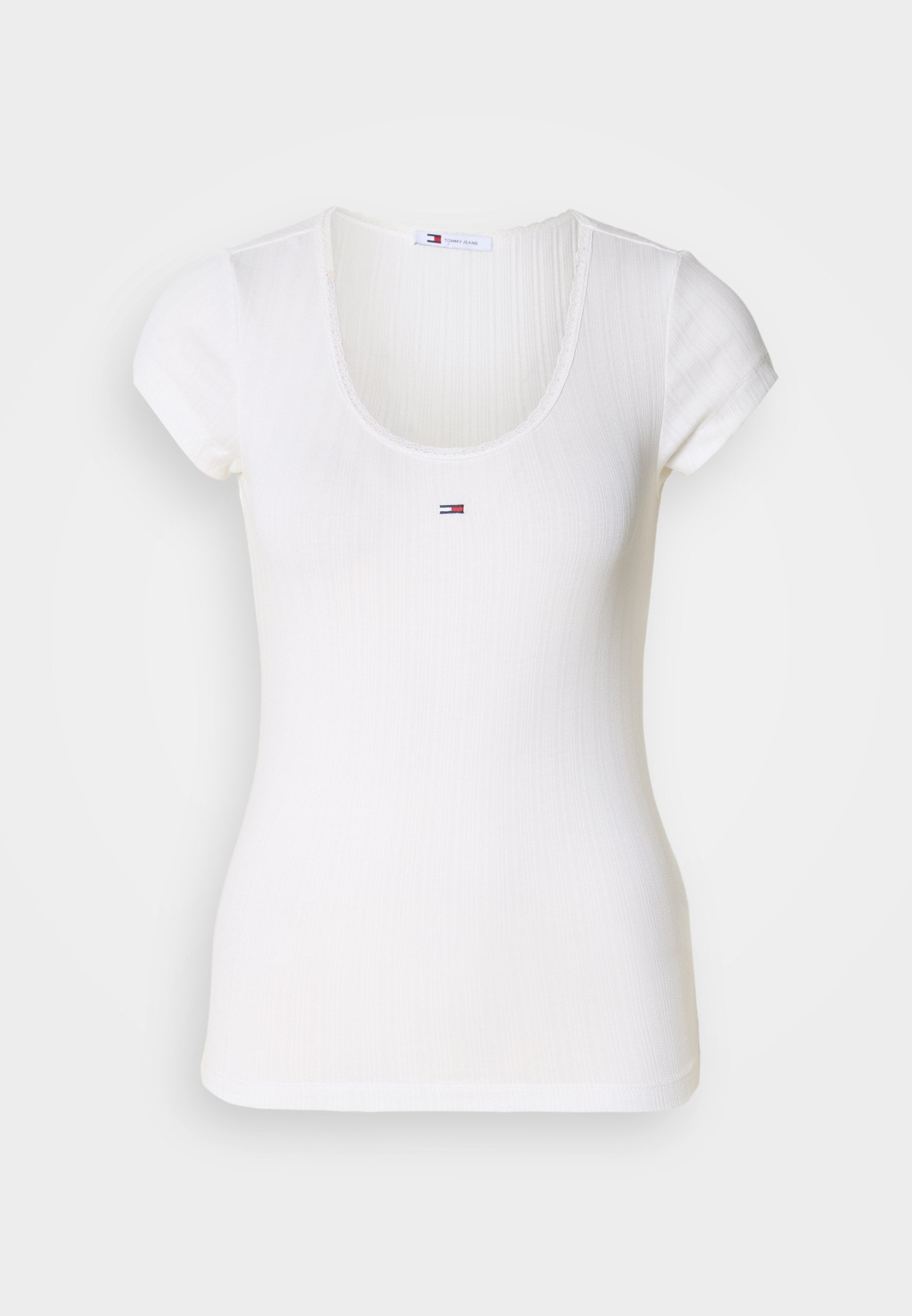Weißes, geripptes T-Shirt mit kurzen Ärmeln, Rundhalsausschnitt und einem kleinen gestickten Logo in Rot, Weiß und Blau auf der Brust.