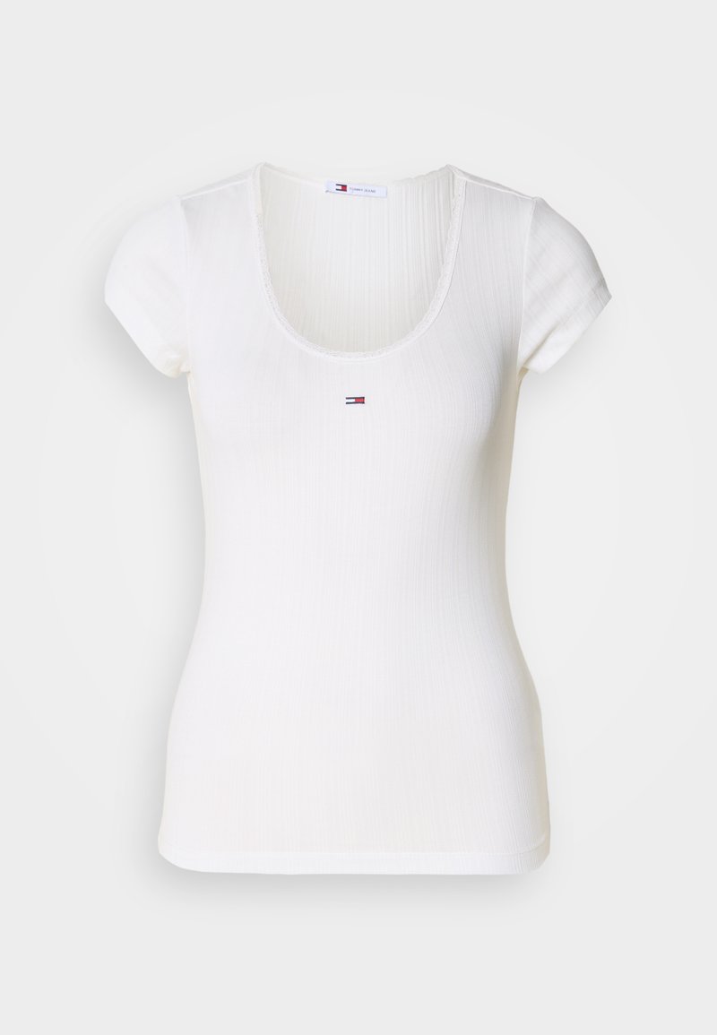 Weißes, geripptes T-Shirt mit kurzen Ärmeln, Rundhalsausschnitt und einem kleinen gestickten Logo in Rot, Weiß und Blau auf der Brust.