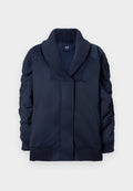 Marineblaue Jacke mit geripptem Schalkragen, gerafften Ärmeln, Fronttaschen sowie gerippten Bündchen und Saum, flach auf weißem Hintergrund gefaltet.