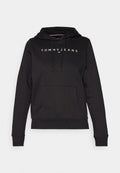 Schwarzer Hoodie aus weichem Stoff mit einer Vordertasche, Kordeln an der Kapuze und dem "TOMMYJEANS"-Logo in Weiß auf der Brust.