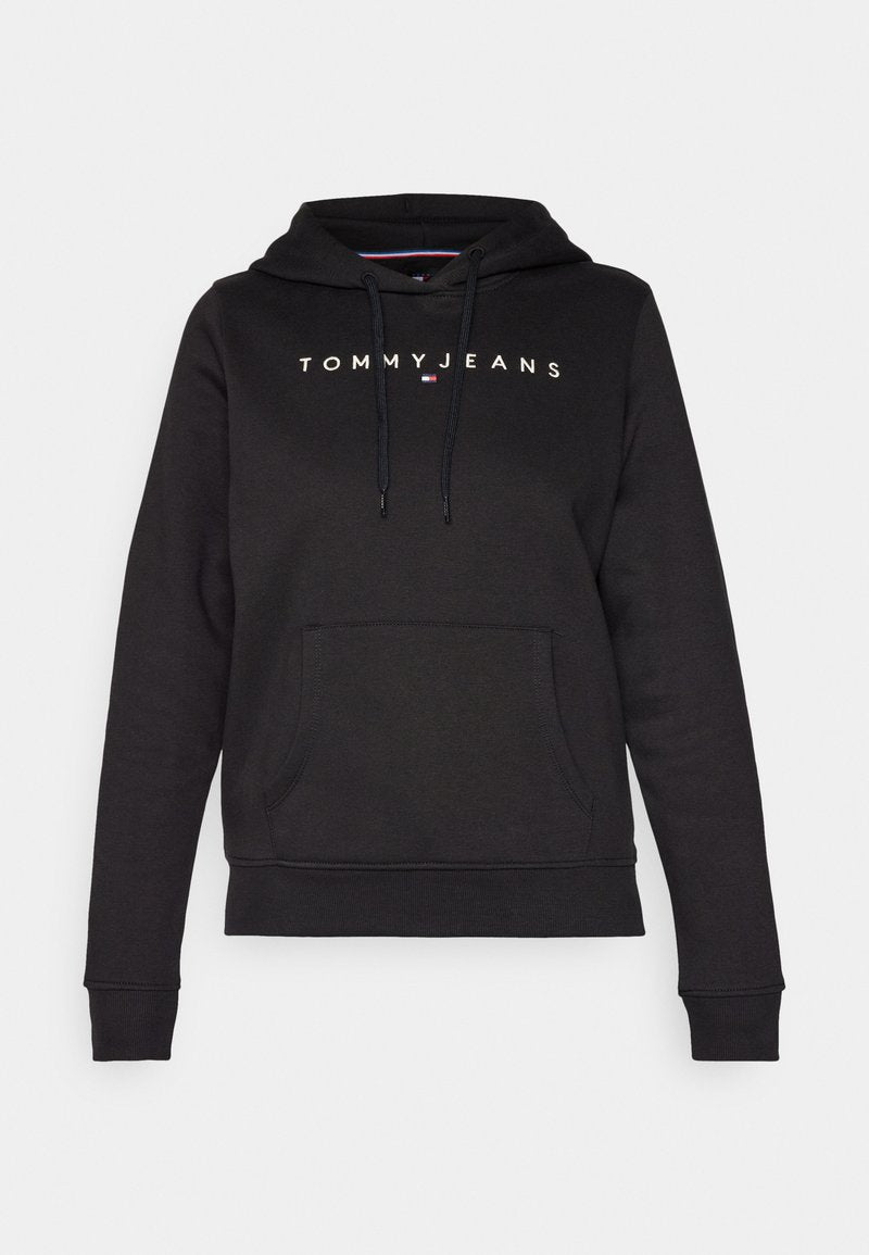 Schwarzer Hoodie aus weichem Stoff mit einer Vordertasche, Kordeln an der Kapuze und dem "TOMMYJEANS"-Logo in Weiß auf der Brust.