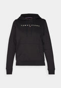 Schwarzer Hoodie aus weichem Stoff mit einer Vordertasche, Kordeln an der Kapuze und dem "TOMMYJEANS"-Logo in Weiß auf der Brust.