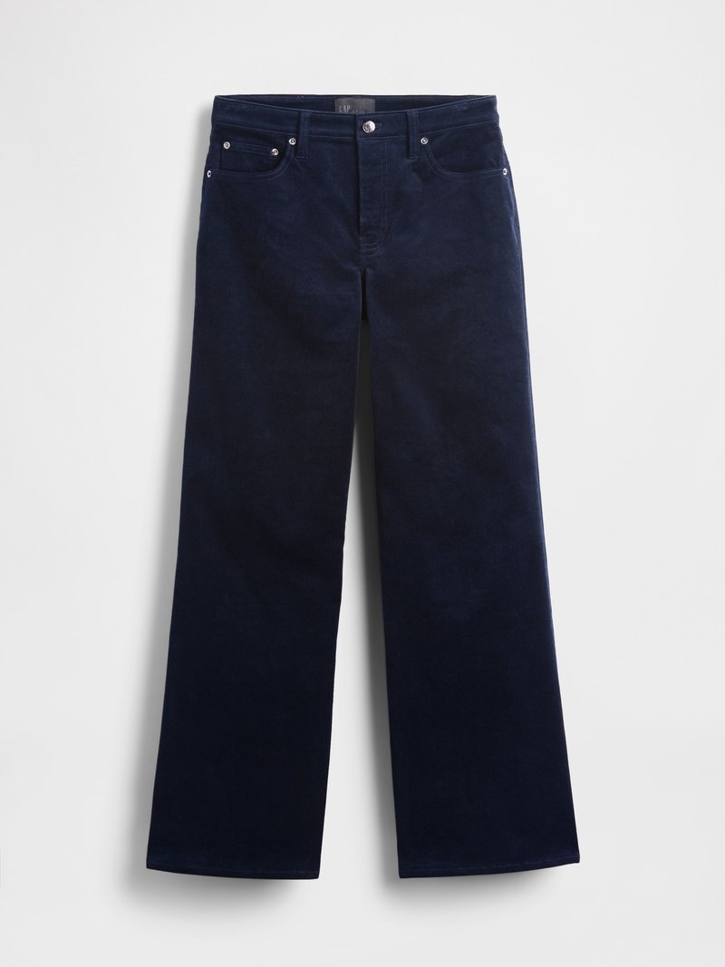 Marineblaue Cordhosen mit weitem Bein, ausgestattet mit fünf Taschen und silberner Hardware. Glatte Textur mit dezenten vertikalen Rippen.