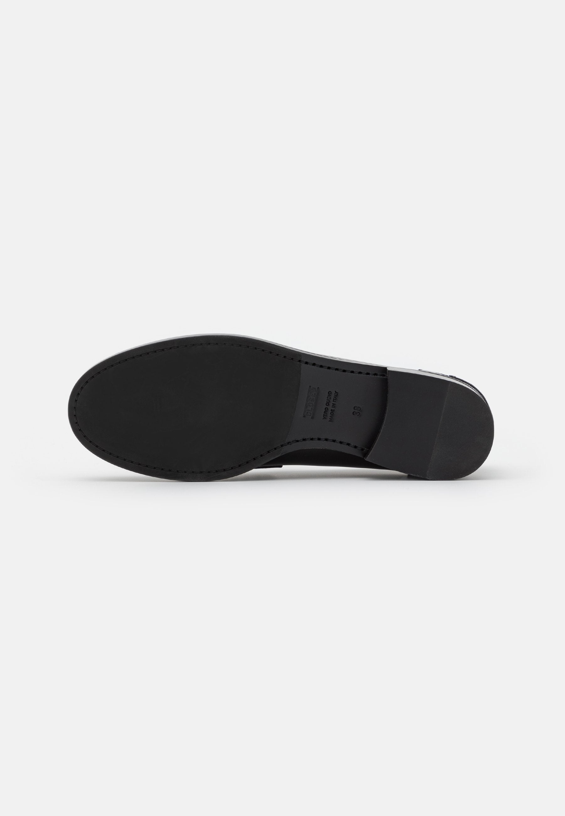 CLOSED LOAFER