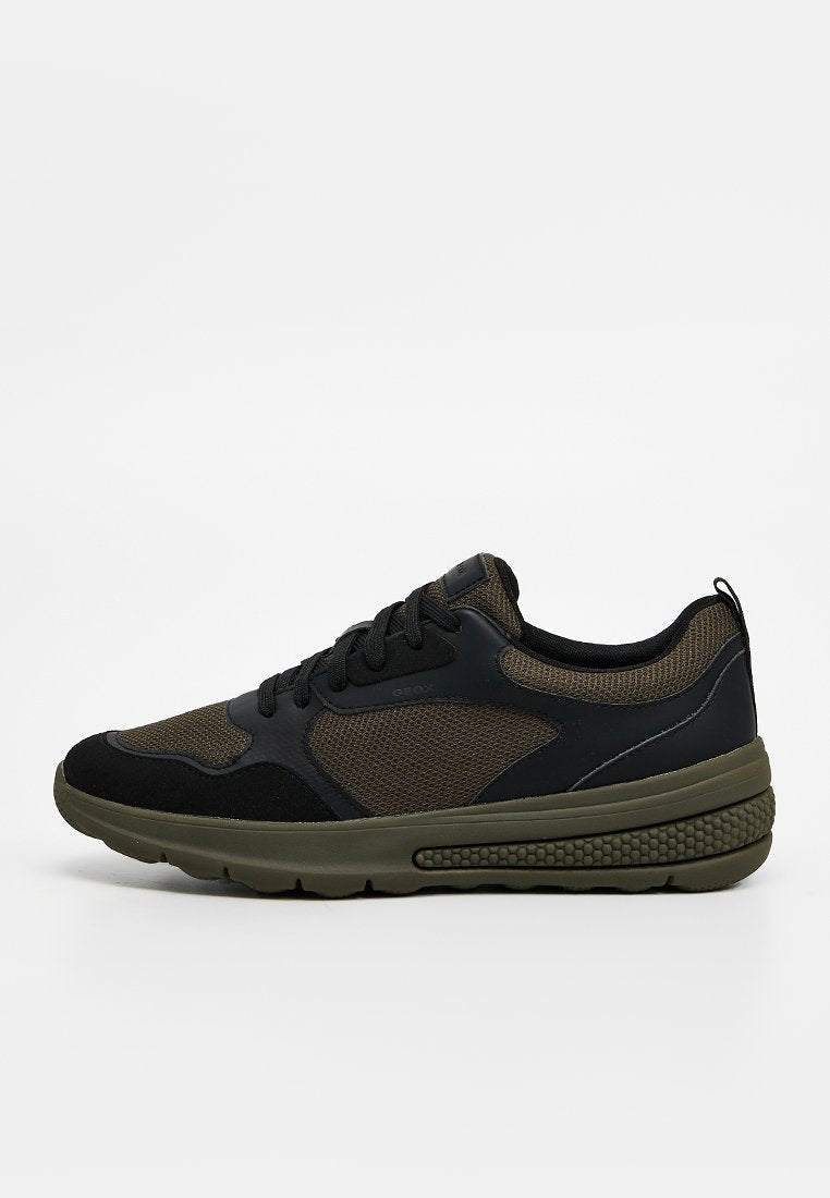 Herrensportschuh in Schwarz und Olivgrün mit Mesh- und synthetischem Obermaterial, Schnürverschluss und profilierter Sohle für guten Halt und Komfort.