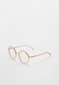 Achtkantige Sonnenbrille mit einem durchsichtigen, hellrosa Rahmen und goldenen Akzenten. Ausgestattet mit klaren Gläsern und schlanken goldenen Bügeln.