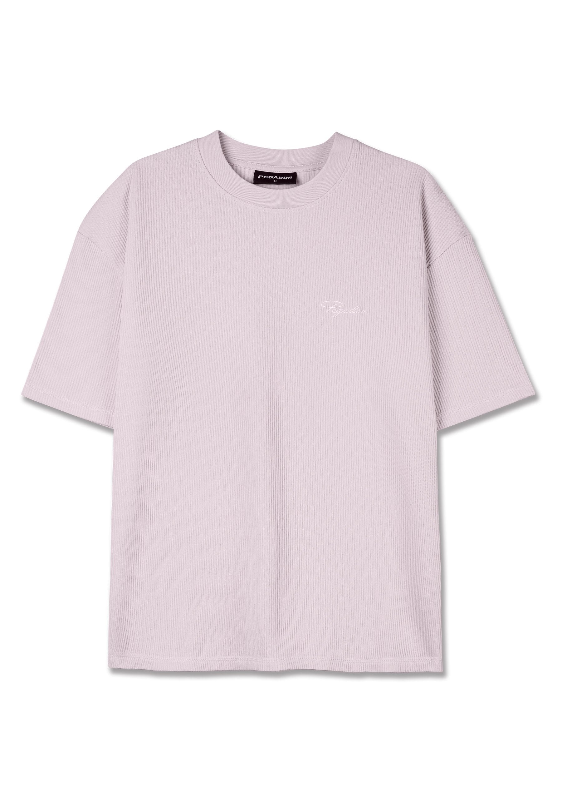 Helle lila gerippte Kurzarm-T-Shirt mit Rundhalsausschnitt. Verfügt über ein kleines gesticktes Logo auf der Brust. Weicher Stoff.
