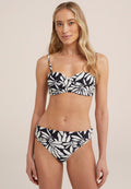 Schwarz-weißer Bikini mit Blattmuster; das Oberteil hat ein gedrehtes Design und dünne Träger, während der Unterteil einen gerafften Taillenbund hat.