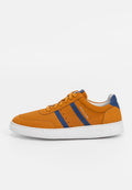 Orange Wildleder Sneaker mit perforierten Details, blauen Streifen und weißer Gummisohle. Mit orangefarbenen Schnürsenkeln und Branding an der Seite.
