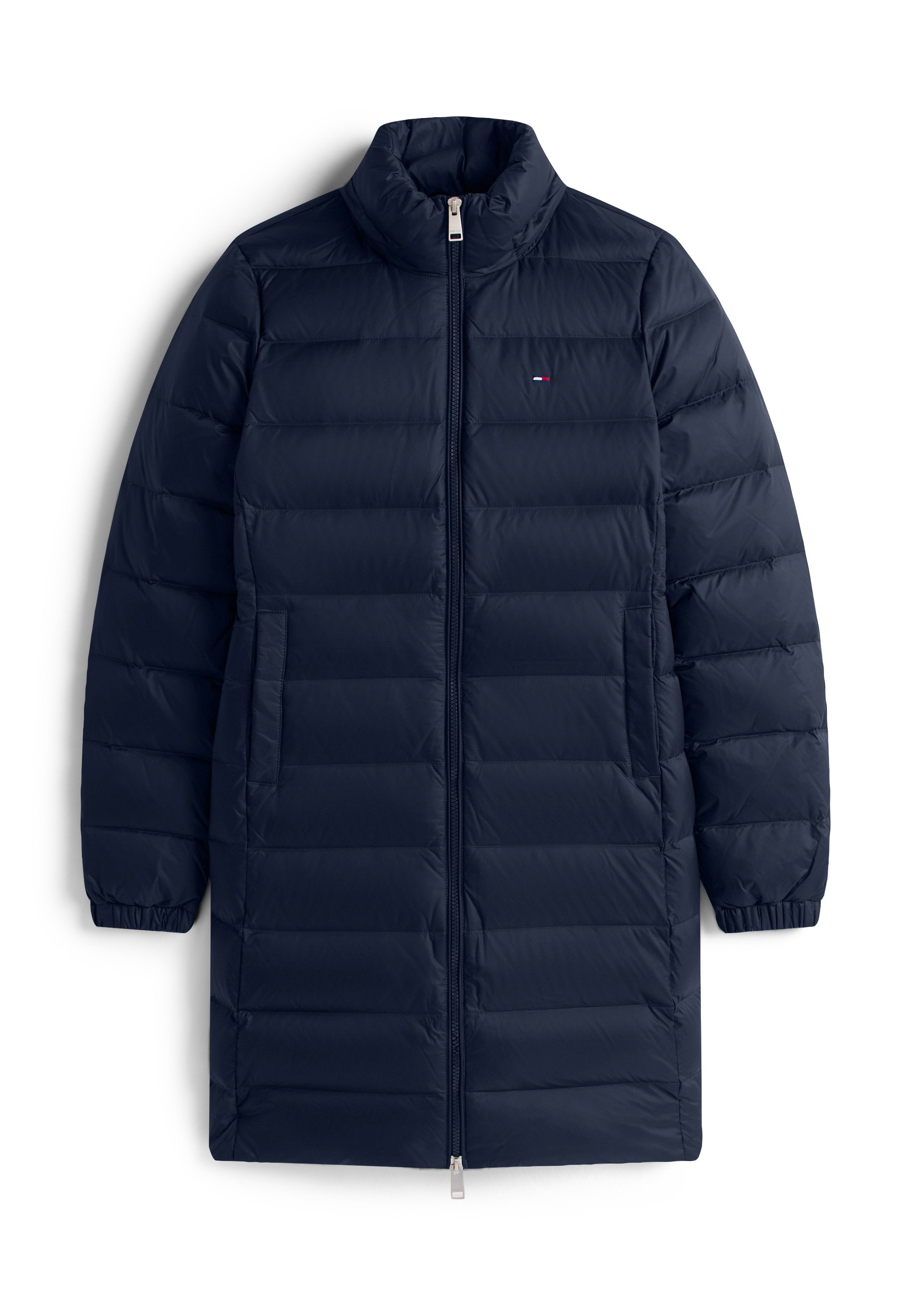 Langer dunkelblauer gesteppter Wintermantel mit hohem Kragen, Frontreißverschluss, elastischen Bündchen, Seitentaschen und kleinem Logo auf der Brust.