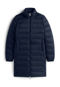 Langer dunkelblauer gesteppter Wintermantel mit hohem Kragen, Frontreißverschluss, elastischen Bündchen, Seitentaschen und kleinem Logo auf der Brust.
