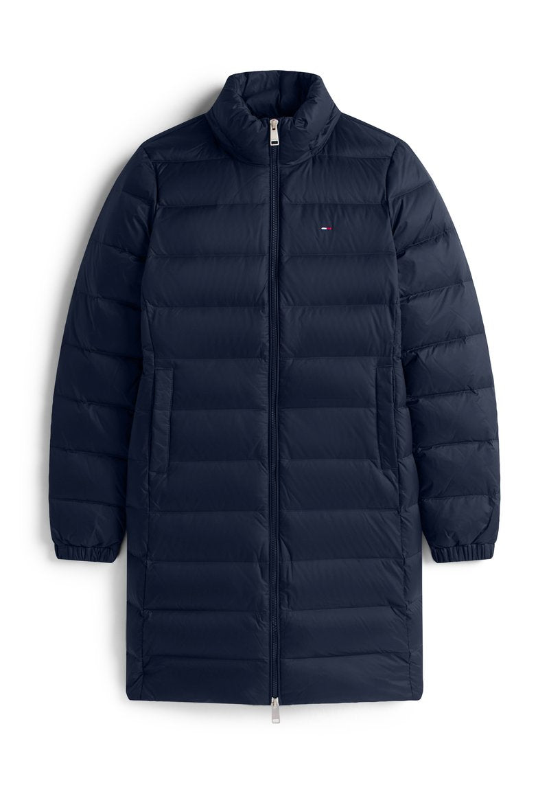 Langer dunkelblauer gesteppter Wintermantel mit hohem Kragen, Frontreißverschluss, elastischen Bündchen, Seitentaschen und kleinem Logo auf der Brust.