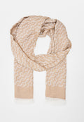 Beiger Schal mit geometrischen Mustern. Leichtes Material, fransige Enden und weiche Textur. Geeignet zum Schichten oder für den Casual-Look.